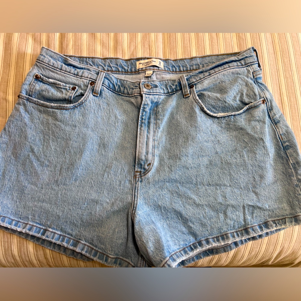 Abercrombie & Fitch Mom Jean Short (Curve Love)